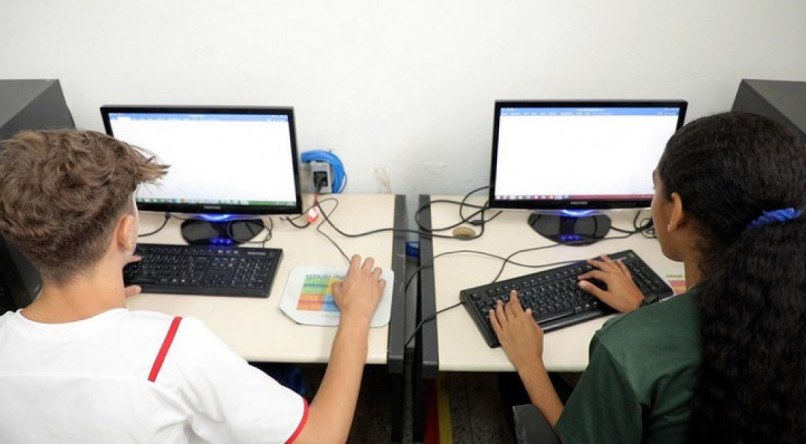 O acesso à internet para estudantes é de  78,5% para ensino médio e 74,6% para ensino fundamental, considerando apenas as redes estaduais, segundo dados do Censo Escolar 2023