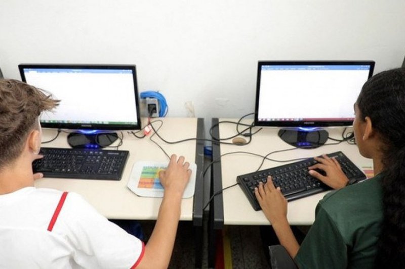O estudo mostra que 92% das crianças e adolescentes entre 9 e 17 anos de todo o país são usuárias de internet no Brasil