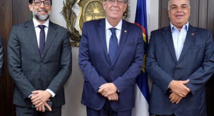O presidente Álvaro Porto recebe Bruno Becker e Yuri Romão, presidentes do Náutico e Sport

