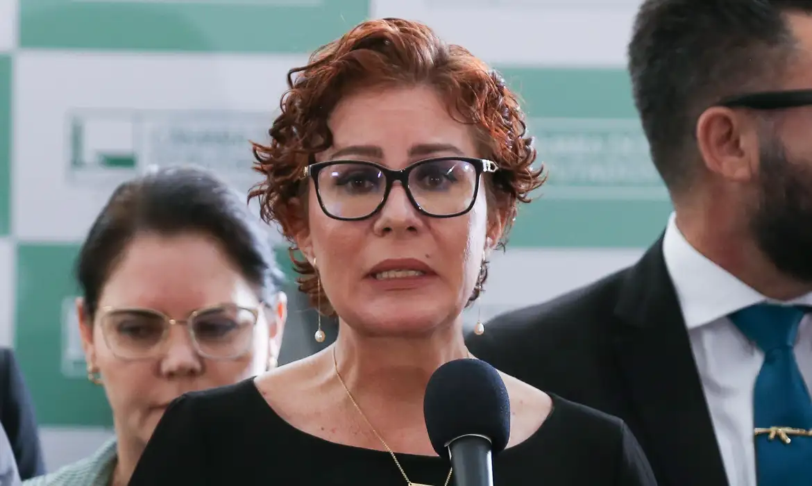 Carla Zambelli e Fl&aacute;vio Bolsonaro foram multados em R$ 45 mil