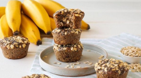 Aprenda como fazer receita f&aacute;cil e deliciosa de bolo de banana com aveia fit na airfryer.