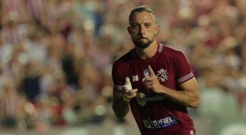 Paulo S&eacute;rgio em campo com a camisa 9 do N&aacute;utico