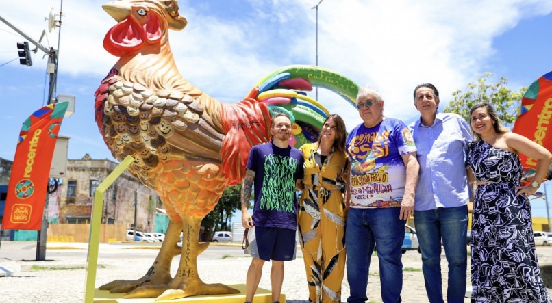 Shell, Ana Paula, Rômulo Meneses, Marcelo Canuto e Flaviana Gomes na inauguração da primeira escultura da 'Rota do Galo Criativo'