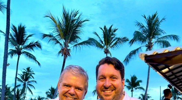 O diretor-geral do Detran, André Trajano e o presidente do TJPE, desembargador Ricardo Paes Barreto, em clima de descontração