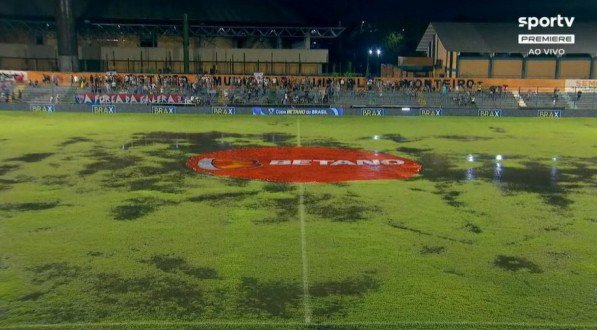 Gramado do estádio Lindolfo Monteiro, no Piauí, ficou encharcado e sem condições de jogo