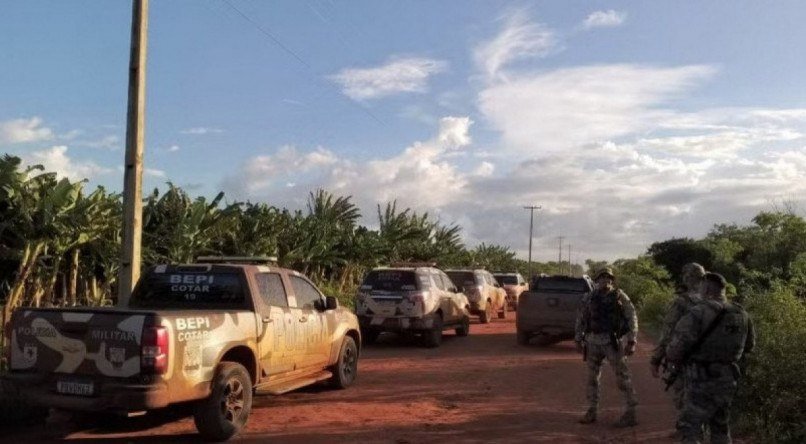 Agentes fazem cerco em área de plantação de Baraúna em busca de fugitivos.