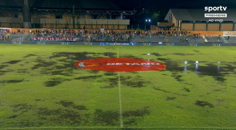 Gramado do estádio Lindolfo Monteiro, no Piauí, ficou encharcado e sem condições de jogo