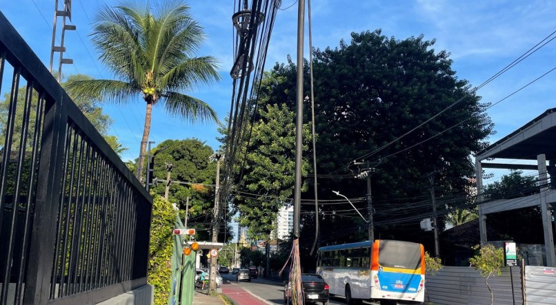 Bagunça na fiação dos postes do Recife
