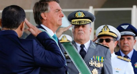 Bolsonaro e o general Marco Antônio Freire Gomes. Freire Gomes apresentou para PF que Bolsonaro mostrou 2 minutas golpistas, militares apontam que Bolsonaro tinha forte impéto de implementar texto