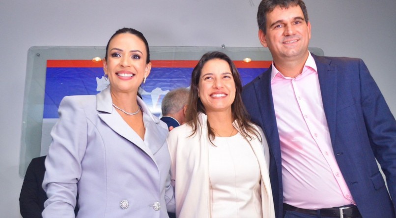 A ex-presidente da Amupe, Márcia Conrado, a governadora Raquel Lyra e o novo presidente da Associação, Marcelo Gouveia 