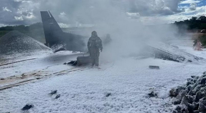 Avião da PF pegou fogo após cair em pista do Aeroporto da Pampulha
