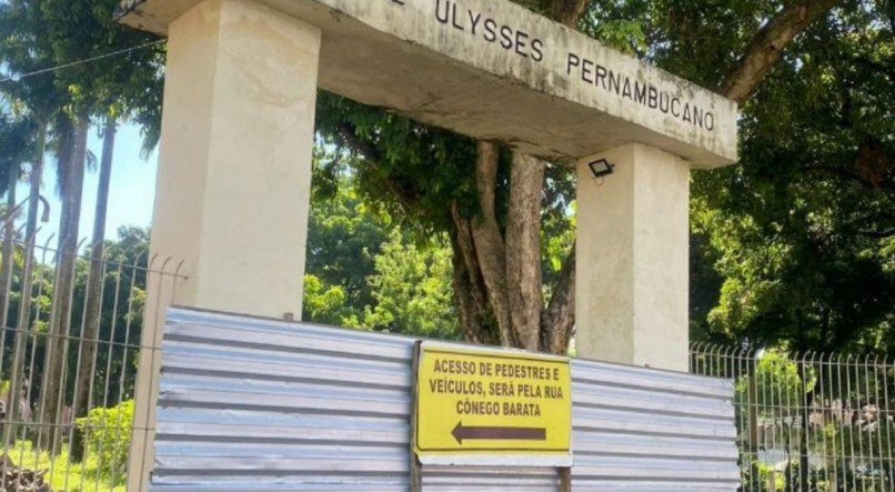 Com a construção do Parque da Tamarineira, quem passa pela Avenida Rosa e Silva já observa o terreno do hospital cercado por tapumes e gradis