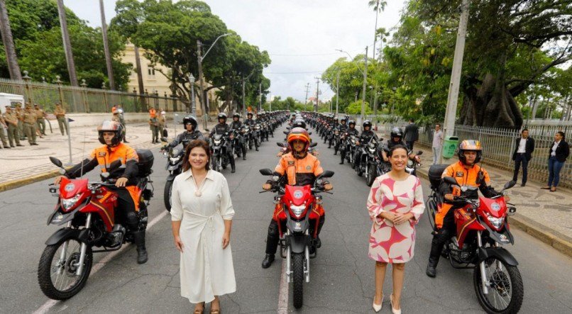 Priscila Krause e Raquel Lyra, na entrega novas motos para a Polícia Militar, Corpo de Bombeiros e Operação Lei Seca