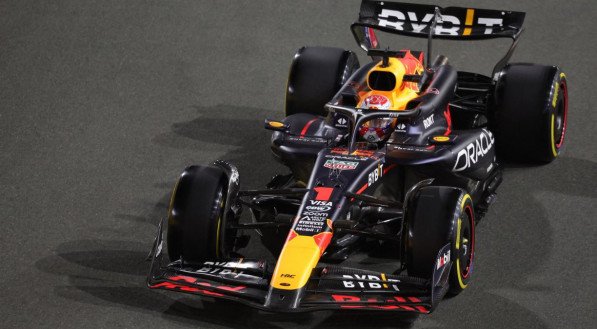 Verstappen conquista o primeiro lugar do GP da Ar&aacute;bia Saudita.