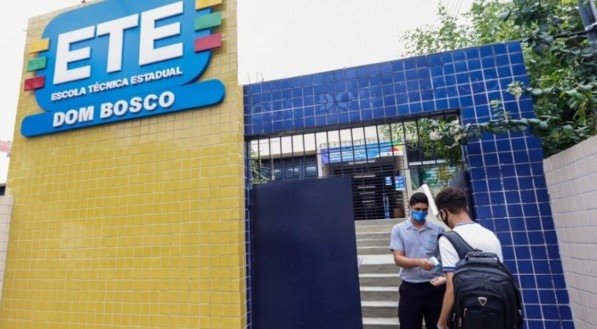 Escola Técnica Estadual (ETE) Dom Bosco, está localizada na Estrada do Arraial, Zona Norte do Recife