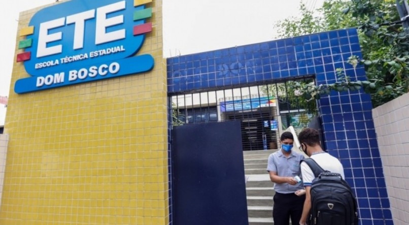 Escola Técnica Estadual (ETE) Dom Bosco, está localizada na Estrada do Arraial, Zona Norte do Recife