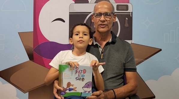 O livro "O Pato e o Sapo", escrito e ilustrado por Yan de Lima Santana, será lançado neste sábado (9)