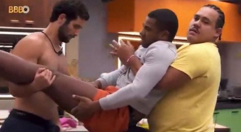 Davi passa mal no BBB e é levado ao confessionário 