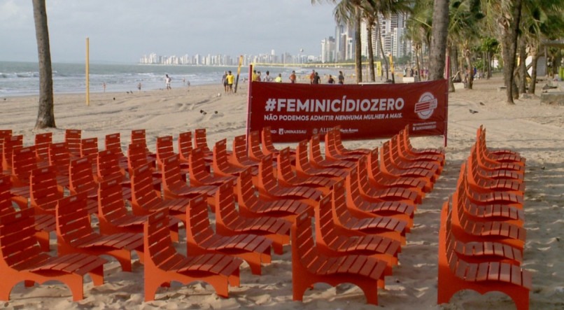 Bancos vermelhos foram colocados na areia da praia de Boa Viagem em protesto pelo fim dos feminicídios