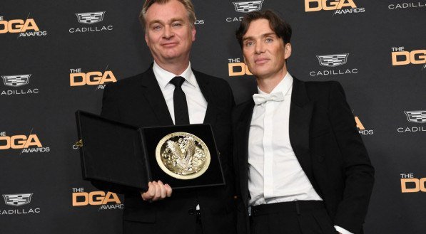 Marquise do Grove's Theatre anunciando a estreia do filme "Oppenheimer"