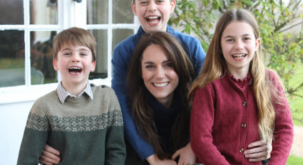 Kate Middleton apareceu, ao lado dos filhos, na primeira foto oficial publicada pelo Palácio de Kensington desde sua cirurgia em janeiro