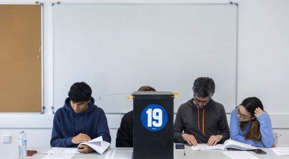 Eleitores vão às urnas em Portugal neste domingo (10)
