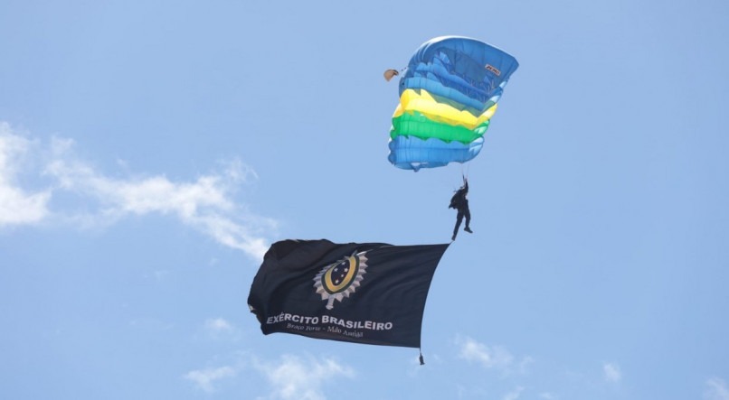 Equipe do Exército realizou um salto de paraquedas em homenagem ao aniversário do Recife, que completará 487 anos nesta terça-feira (12)