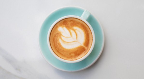 café; leite; latte;