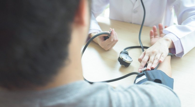 Médico examinando o paciente.