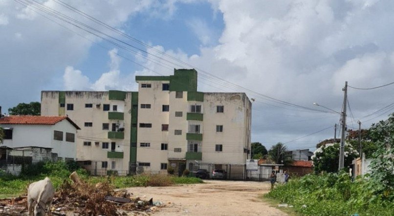 Falta de limpeza urbana em Pau Amarelo