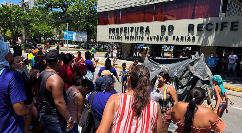 Protesto acontece em frente à sede da Prefeitura do Recife, nesta segunda (11)