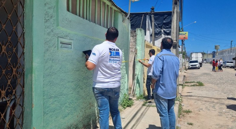 Equipes do governo cadastram moradores beneficiados na Comunidade Condor Gabo Gato, em Olinda, nesta segunda (11)