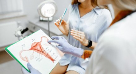 A cólica normal é de menor intensidade, se comparada com a dor da endometriose. A consulta regular com ginecologista é importante para acompanhar caso a caso.