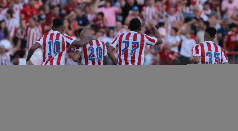 Jogadores do Náutico comemorando gol em partida pela Copa do Nordeste