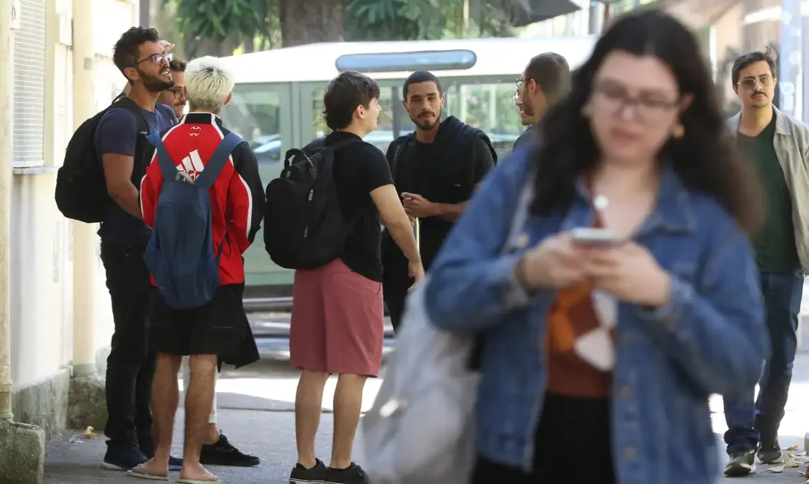 A pesquisa Juventudes Fora da Escola foi realizada pelo Itaú Educação e Trabalho em parceria com a Fundação Roberto Marinho