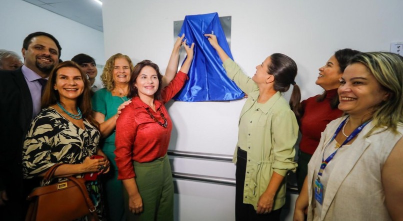 Inauguração do hospital do Idoso, pelo governo do Estado, depois de brigar com Prefeitura do Recife, na Justiça, pelo espaço