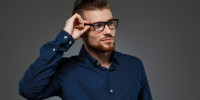Homem empresário inteligente de óculos
