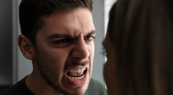 Homem gritando com mulher relacionamento mal tóxico abusivo