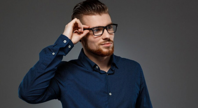 Homem empresário inteligente de óculos