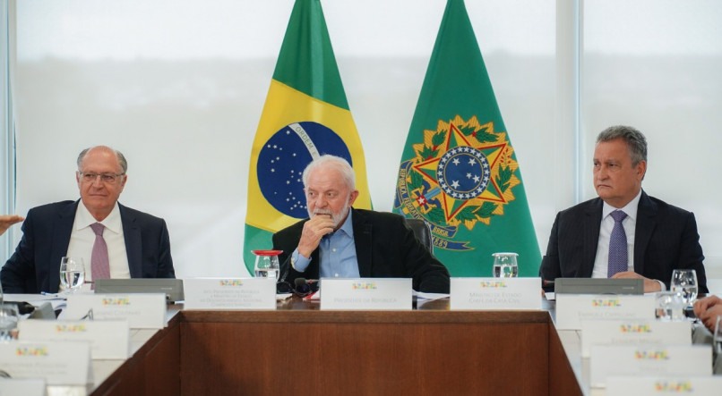 O presidente Lula em reunião com ministros