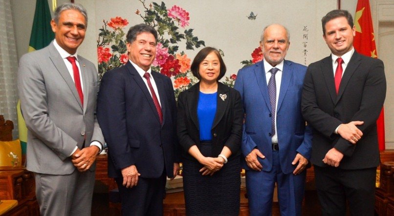 Lan Heping, nova cônsul da China no Recife, recebe dos deputados Mário Ricardo, Lula Cabral e Waldemar Borges e do executivo Gabriel Bechara convite para a instalação da Frente Parlamentar Pernambuco China