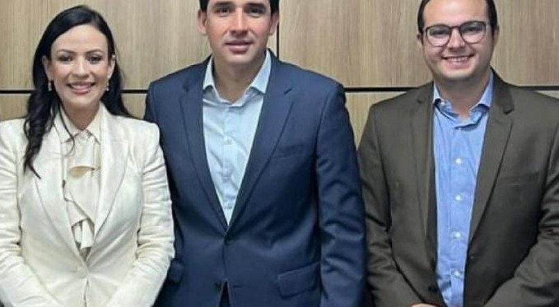 A prefeita de Serra Talhada, Márcia Conrado, o Ministro  Sílvio Costa Filho e o esposo da gestora, Breno Araújo.