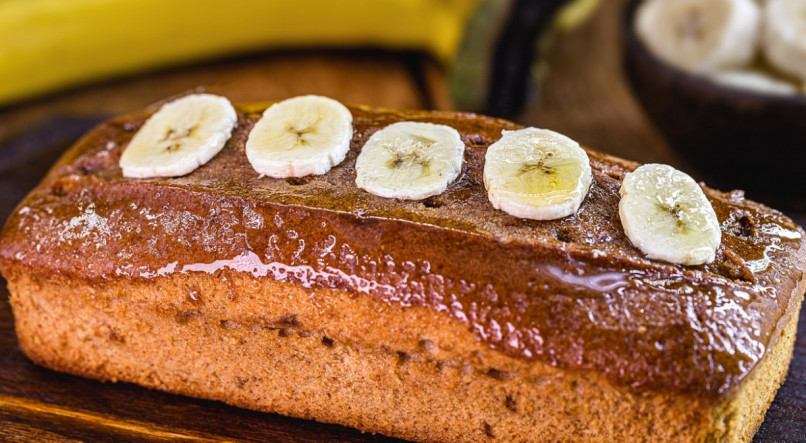 Entenda os benefícios do bolo de banana com açúcar mascavo