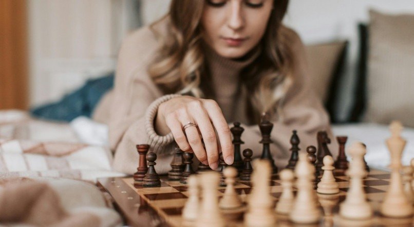 Mulher jogando xadrez sozinha.