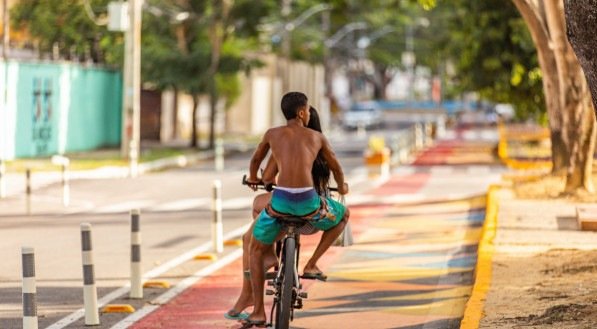 Ciclistas e pedestres ganham mais espaço no Recife