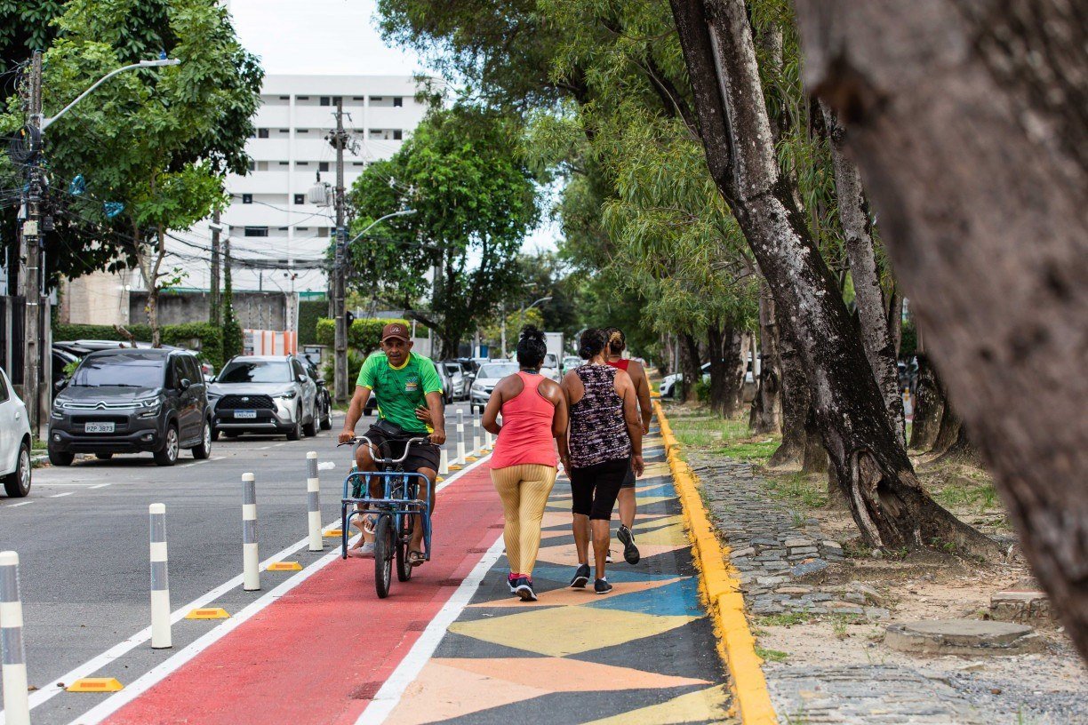 Mobilidade urbana: Carro domina, mas quase 18% dos brasileiros vão a pé para o trabalho, segundo o Censo 2022