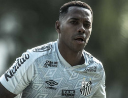 Robinho tentou retomar carreira no Santos, mas houve pressão pública