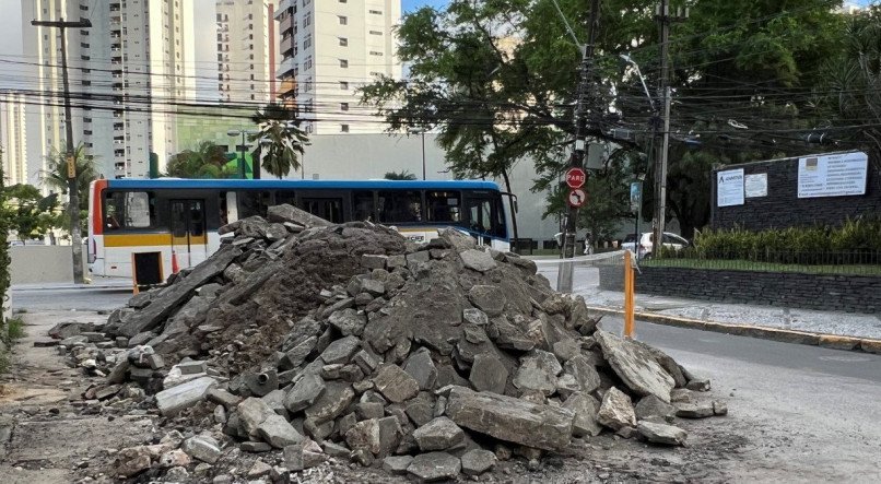 Materiais de obras esquecidos no Parnamirim