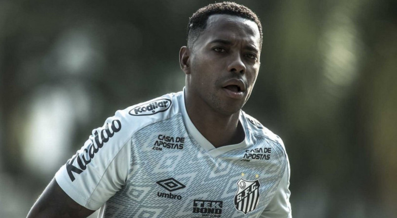 Robinho tentou retomar carreira no Santos, mas houve pressão pública