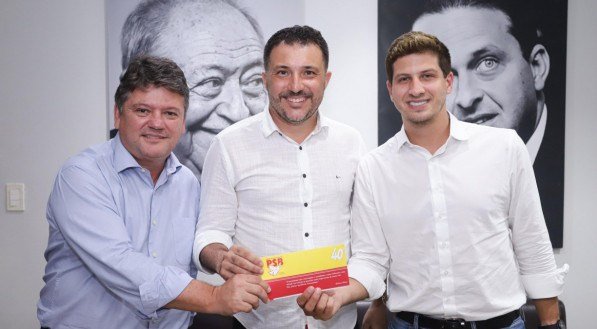 O presidente do diretório estadual do PSB, Sileno Guedes; o prefeito de Abreu e Lima, Flávio Gadelha e o prefeito do Recife, João Campos